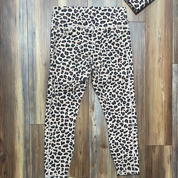 Women’s Fabletics Leopard Print Powerhold Leggings Cross Back Bra Top Size L - Picture 3 of 6